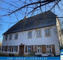 Ehemaliges Pfarrhaus (Denkmal) mit Nebengebäuden inmitten von Natur - Schkopau OT Burgliebenau