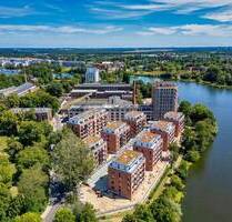 Wohnen mit Urlaubs-Feeling: Sonnige 2-Zimmer-Neubau-Wohnung *direkt am Wasser* mit Loggia & Aufzug - Berlin Spandau