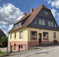 **Charmantes Zwei-Familienwohnhaus auf großzügigem Grundstück in Ortslage von Birstein**