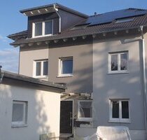 Neubau Dachgeschoßwohnung mit Balkon in Drei-Parteien-Haus - Schifferstadt