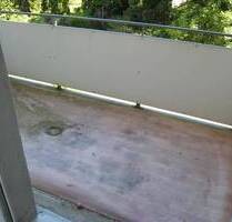 Großzügige 2-Zimmer mit Laminat, Wannenbad und Balkon in ruhiger Lage! EBK mgl. - Chemnitz Ebersdorf