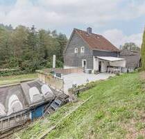 Vermietung und Selbstnutzung: Mehrfamilienhaus mit 7 Einheiten, Kfz-Stellplätzen und Garagen - Wuppertal