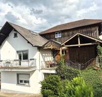Mehrfamilienhaus mit drei Wohneinheiten, Garagen, Garten, StreuobstwieseKoppel und Mega-Fernblick! - Ollmuth