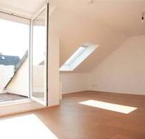 Lichtdurchflutete 3-Zimmer Mansardenwohnung mit Sonnenterrasse in Top-Lage von Langenfeld