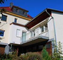Zweifamilienhaus 2013 TOTALSANIERT in beliebter Wohnlage von Waltershausen - Garten, Garagen und toller Ausblick inklusive