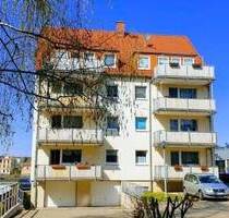 Lichtdurchflutete Dachgeschoßwohnung mit großen Südbalkon, Wannenbad + Dusche, Außenstellplatz etc. - Frankenberg