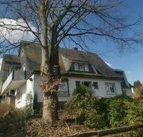 Geräumiges 2-Familienhaus in ruhiger Ortslage - 9 Zimmer - 3 Garagen - Werkstatt - Wintergarten - Derschen