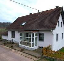 Ruhig gelegenes freistehendes Wohnhaus mit überdachter Terrasse, Garten und 3 Garagen in Neuheilenbach