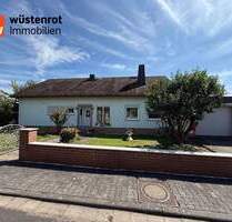 Freistehendes Einfamilienhaus mit zwei Garagen und großen Grundstück in Holzheim!