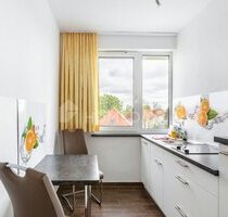 Schick eingerichtet und stilvoll: Vollmöblierte 2-Zi.-Wohnung mit Stellplatz, sofort einzugsbereit! - Zwenkau