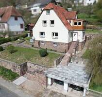 Massives Einfamilienhaus mit zwei Garagen und Garten in Bad Karlshafen