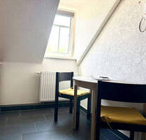 Moderne und gemütliche 2-Raum-Dachgeschosswohnung mit Einbauküche zentral in Schlettau!