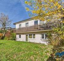 Begehrte Top-Lage in Hattenhofen! Großes EFH mit ELW, Terrasse, Balkon & schönem, großen Garten uvm!