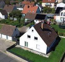 Gepflegtes Zweifamilienhaus in sehr guter Lage von Kist mit Garten, Garage und Stellplätzen