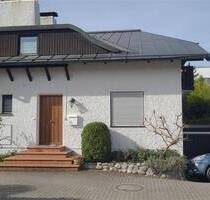 Teilsanierte DHH mit Hobbyraum, Balkon, Garten und Garage, in Gauting