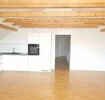 Ruhige, großzügige und helle Wohnung im Dachgeschoss Moderne, hochwertige Einbauküche - Amberg