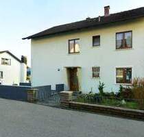 Klasse Erdgeschoss-Haushälfte mit Balkon und Grundstück - Laufenburg