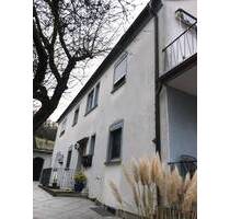 Großes Mehrfamilienhaus mit Garten, Terrasse und Grundstücksteilungsmöglichkeit für einen Bauplatz in Gerbrunn