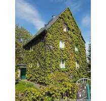 Schönes, von wildem Wein umwachsenes Haus - keine Schäden, da der Wein sich nur mit Saugnäpfen hält. - Limbach-Oberfrohna