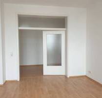 Balkon, 2 Bäder mit Dusche+Wanne+Fenster, neue Heizung und Stellplatz am Haus im sanierten Altbau - Lauter-Bernsbach
