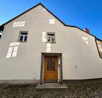 Zentrumsnah. Solide. Vielseitig. - Einfamilienhaus mit Hof, Garage & Ausbaureserve - Bischofswerda