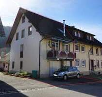 Gemütliche Doppelhaushälfte mit großzügiger Garage, Balkon und Potenzial zum Ausbau - Utzenfeld