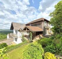 Mehrfamilienhaus mit drei Wohneinheiten, Garagen, Garten, StreuobstwieseKoppel und Mega-Fernblick! - Ollmuth