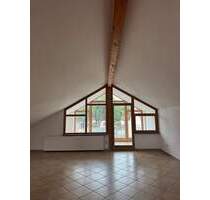 Großzügige Dachgeschosswohnung mit Wintergarten, Balkon & Weitblick - sofort bezugsfrei! - Waldkraiburg