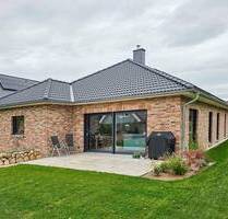 Ebenerdig wohnen mit geschützter Terrasse - Neubauprojekt Bungalow in Niedrigenergiehaus EH40 - Beldorf