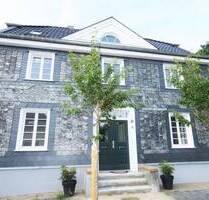 Kernsaniertes Herrenhaus mit traumhaftem Garten in bester Lage von Köln-Dünnwald