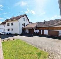 Familienfreundliches 2-Familienhaus mit 3 Garagen, großer Halle und sonnigem Garten - Schlüchtern Hutten