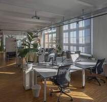 Helle Schreibtischplätze im Großraumbüro an der Spree, Kreuzberg - Berlin