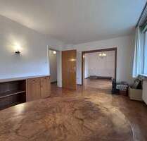 Solides Zweifamilienhaus auf großem Grundstück in Ahnatal wartet auf Sie!