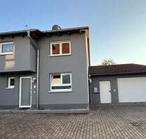 Gepflegte Niedrigenergie-DHH in toller Lage mit gr. Garage, überd. Terrasse, kleinem Garten + EBK - Graben-Neudorf