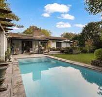 Wohnen mit direktem Waldzugang: Freistehender Bungalow mit Pool und großzügigem Grundriss - Neu-Isenburg Zeppelinheim