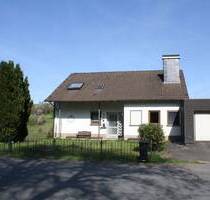 Großzügiges Zweifamilienhaus mit Garten und Garage in Erndtebrück