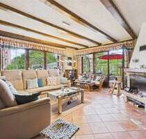LOSHEIM: GEPFLEGTES WOHNHAUS MIT GARAGEN UND GROSSEM GRUNDSTÜCK - Losheim am See / Niederlosheim
