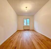 Frei und im beliebten Rennweg! Schöne 3,5-Zimmer-Wohnung mit eigener Terrasse, hohen Decken & Altbaucharme, neue Böden & Bad! Ruhige Lage - Nürnberg