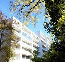 Im Herzen von Augsburg: Sanierte Wohnung mit Balkon, Schwimmbad & Sauna