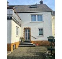 Großzügiges Einfamilienhaus mit viel Potenzial in Arzfeld zu verkaufen