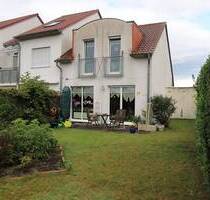 Charmantes, vermietetes Reiheneckhaus - Mit Fernwärmeversorgung, Garage Keller und Feldblick in Bernau