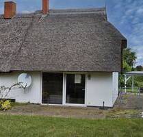 Charmante Doppelhaushälfte mit Reetdach, großem Grundstück und Ausbaupotenzial in Neuendorf-Heide - Saal Neuendorf Heide