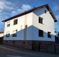 Hütschenhausen - Freistehendes Einfamilienhaus mit zwei Garagen und Garten