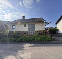 Winnweiler-Hochstein: Freistehendes Einfamilienhaus mit großem Garten und Garage