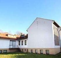 Wohnhaus mit Kirchengebäude und herrlichem Grundstück, Stellplätze, zur gewerblichen oder privaten Nutzung, Meißner-Abterode - Meinhard Grebendorf