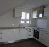 Helle 3 ½-Zimmer-Dachgeschoss-Wohnung mit Einbauküche, Balkon und PKW-Stellplatz - Forchheim