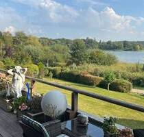 Unikat in der Ostseeregion: Herrliche großzügige Wohnung mit einmaligem Seeblick. Große Terrasse, Schwimmbad, Sauna und Badesteg. - Scharbeutz Pönitz