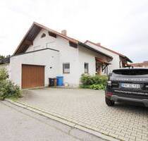 Sehr gepflegtes EinfamilienhausDoppelhaushälfte mit gemütlichem Garten und Terrasse in zentraler Lage von Hofkirchen