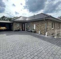 Exklusiver Walmdachbungalow mit Carport und geschütztem Garten - neuwertig & barrierefrei! - Nordhorn