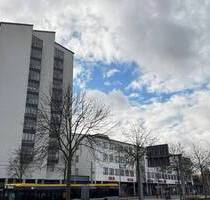 hochwertig sanierte und frei werdende Wohnung mit riesiger Dusche, Einbauküche, 2 Glasbalkonen und 2 Stellplätzen in der Tiefgarage - Leipzig
